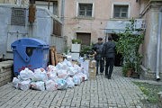 Во дворе — лекарства из аптеки Гаевского, которые перевозят в филиалы
