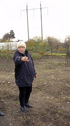«Следующую опору поставят, возможно, на моем огороде, они уже у соседей», — говорит Людмила Федорова