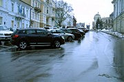 На этом фоне радостно выглядят «вылизанная» Думская площадь и автостоянка «слуг народа»