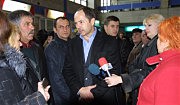 Сергей Тигипко беседует с родственниками моряков «Арианы»