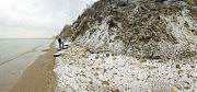 Под нависающими обрывами и растущими оползнями ширина пляжа в некоторых местах осталась не более 2—3 метров