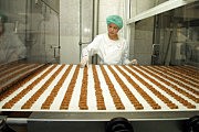 На конвейере — стройные ряды шоколадных конфет