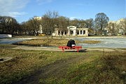 Наш фоторепортер Олег Владимирский побывал в Дюковском парке накануне. Оказалось, там ведутся работы: спущена вода из пруда, его готовят к очистке