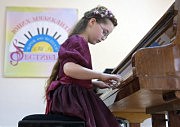 Юный композитор Лиза Бережная исполняет свою пьесу «Северный олень»
