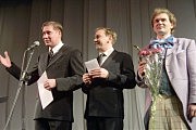 За премией «лучшему спектаклю сезона» вышли актеры украинского театра Яков Кучеревский, Евгений Юхновец и Валерий Швец, исполняющие центральные роли в шекспировском «Гамлете»