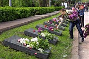 Поклонимся великим тем годам