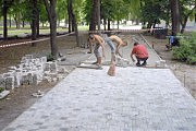 По новым дорожкам легко ехать и с коляской, и на скейте, и на роликах
