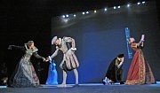 На сцене сменяли друг друга Елизавета Английская, Мария Стюарт и многие другие персонажи