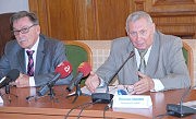 Дирк баттерман (слева) и Николай Павлюк рассказывают о ходе строительства терминала