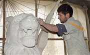 Скульптор Овнан Манукян заканчивает работу над воссозданием почти трехметровой статуи грифона, с которой и будет воссоздана скульптурная группа на фронтоне здания