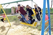 Малыши в восторге от качелей...