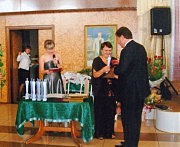 На вечере чествования лауреатов конкурса «Вечерней Одессы» «Люди дела»  памяти Б.Ф.Деревянко. Символ конкурса — статуэтку  «Садовника» Юрию Бузько вручает редактор Л. Бурчо