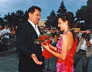 Праздник выпускников на центральной площади в Ильичевске. Ю.Бузько вручает награду  «золотой» медалистке