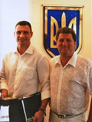 Во время  визита знаменитого  украинца в Ильичевск. Не много людей,  которые рядом с  Виталием Кличко не выглядят низкорослыми…