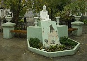 Бюст Кириака Костанди установленый во дворе дома № 48 лишен каких бы то ни было разъясняющих надписей. Теперь доска разъясняет, кому он установлен