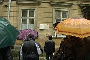 Дождь не помешал открытию мемориальной доски