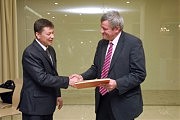 Жан-Поль Анжер вручает директору «ПТК Шабо» Павлу Павленко альбом, посвященный Шампани