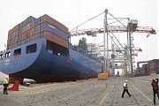 Громадный контейнеровоз вместимостью 6 тыс. контейнеров под погрузкой