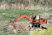 Отбор земли для отсыпки лугов в национальном парке