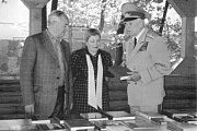 4 мая 2010 г. На книжной выставке, посвященной 65-й годовщине Великой Победы. Слева направо: председатель областного Совета мира, Герой Украины, Почетный гражданин Одессы В. С. Филипчук, заместитель председателя ООСМ, заслуженный работник культуры Украины Т. А. Сазонова, заместитель председателя ООСМ,генерал-майор в отставке Р. П. Агриков. Фото автора