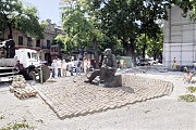 Памятник в город вписался