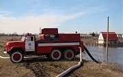 Спасатели МЧС откачивают воду ПНС-110