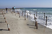 Пляж, занятый «Итакой», — в частоколе металлических опор