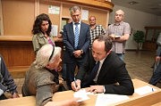 ...и в отделении «Ощадбанка» — с вкладчиками