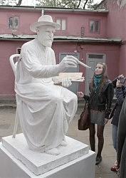 Памятник основоположнику Южно-русской школы живописи Кириаку Костанди работы Николая Степанова
