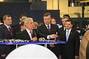 Виктор Янукович на кабельном заводе. Фото с сайта odessa.ua