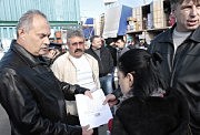А. Ворончук демонстрирует то самое судебное определение