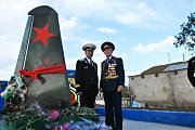 У мемориальной стелы сын и отец Горбатенко