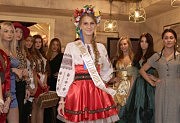 «Мисс Хозяюшка-2013» Анастасия Шевякова (в центре) в образе Оксаны из фильма «Черевички»