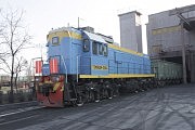 Новый маневровый локомотив ТЭМ18ДМ-3064 подает вагоны под разгрузку в вагоноопрокидывательный комплекс