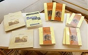 Коллекция книг и портрет Михая Эминеску, переданный в дар Литературному музею