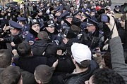 Милиция сдерживает политические страсти