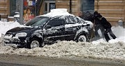 Одни улицы убирают, а другие остаются засыпанными снегом