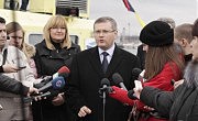 Вице-премьер-министр Украины Александр Вилкул в плотном кольце одесских журналистов