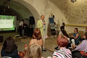 Директор Художественного музея Виталий Абрамов приветствует публику в музейной галерее «Жёлтые великаны»: «Ночь музеев посвящается 185-летию нашего музейного здания!»