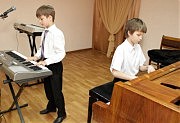 Дуэт лауреатов муниципального фестиваля-конкурса детского и юношеского творчества «Фонтанская весна» 2013 г. — второклассника Саши Бортовского и четвероклассника Андрея Сидоренко