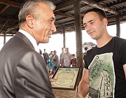 Глава Тарутинской райадминистрации Виктор Матчик вручает Почетную грамоту  заместителю директора Михаилу Палариеву