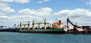 У причалов кипит работа