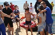 Не меньше ловкости требуется, чтобы бросить в море спасательный круг