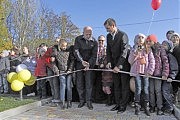 Глава райадминистрации Евгений Омельчук и руководитель парка Горького Сергей Згура открывают фонтан