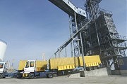Погрузка зерна в контейнеры началась. Фото Олега Владимирского