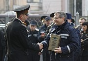 Вице-премьер Александр Вилкул приветствует сотрудников МЧС на церемонии открытия музея