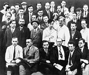 Участники конференции по теоретической физике в Харькове. 1929 г. Во втором ряду (в белых рубашках) стоят: Л. Д. Ландау, Г. А. Гамов, М. А. Корец. В первом ряду, в центре: Д. Д. Иваненко и Я. И. Френкель. Полный аннотированный список лиц, присутствующих на фотографии, составлен В. Я. Френкелем и публиковался в «Природе» (1990. № 7)