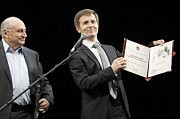 И.о. городского головы Олег Брындак вручает Михаилу Жванецкому удостоверение городского головы «Всех рассеянных по свету одесситов»
