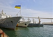 Корабль морской охраны «Павел Державин» выходит из акватории Военной гавани