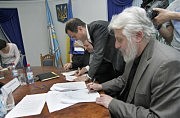 Участники встречи подписывают меморандум: профессор ОНУ Борис Херсонский, предприниматель Юрий Маслов, пианист Алексей Ботвинов